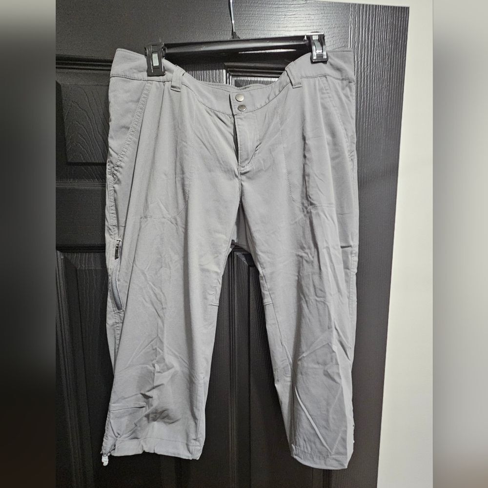 Columbia Women's Gray Capris